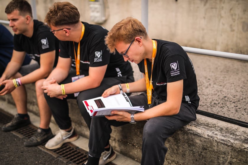 Pierwsze zawody, podczas których studenci z PWr Racing Team mieli okazję zaprezentować swój nowy bolid RT12e, zostały rozegrane na węgierskim torze Hungaroring