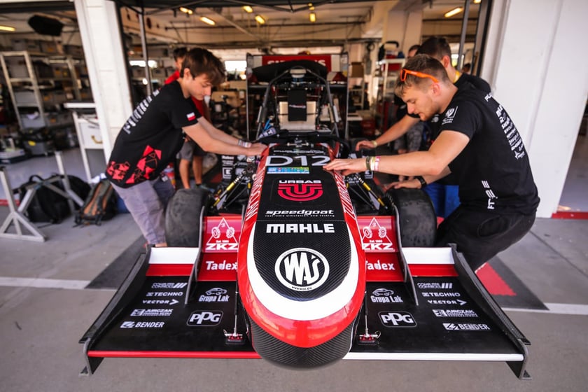 Pierwsze zawody, podczas których studenci z PWr Racing Team mieli okazję zaprezentować swój nowy bolid RT12e, zostały rozegrane na węgierskim torze Hungaroring