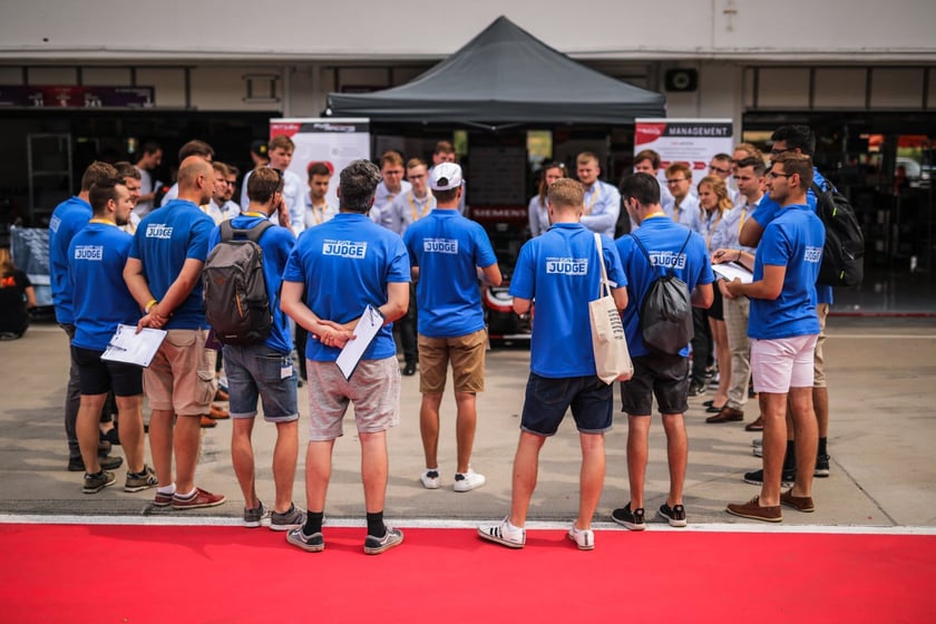 Pierwsze zawody, podczas których studenci z PWr Racing Team mieli okazję zaprezentować swój nowy bolid RT12e, zostały rozegrane na węgierskim torze Hungaroring