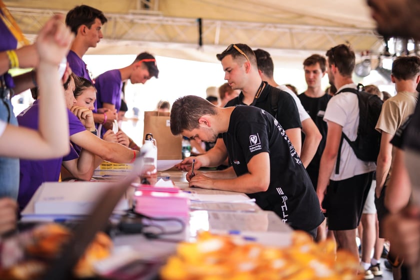 Pierwsze zawody, podczas których studenci z PWr Racing Team mieli okazję zaprezentować swój nowy bolid RT12e, zostały rozegrane na węgierskim torze Hungaroring