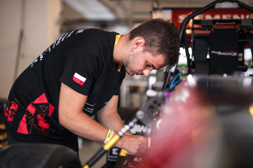Pierwsze zawody, podczas których studenci z PWr Racing Team mieli okazję zaprezentować swój nowy bolid RT12e, zostały rozegrane na węgierskim torze Hungaroring