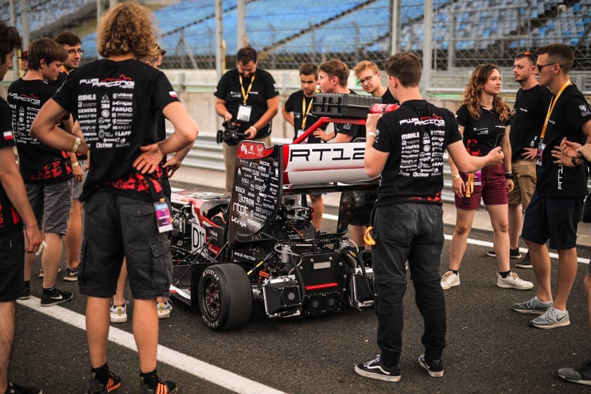Pierwsze zawody, podczas których studenci z PWr Racing Team mieli okazję zaprezentować swój nowy bolid RT12e, zostały rozegrane na węgierskim torze Hungaroring