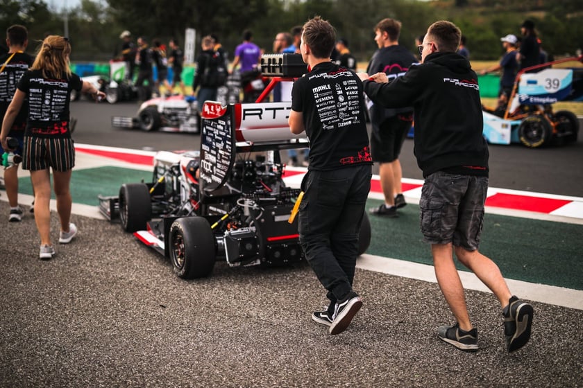 Pierwsze zawody, podczas których studenci z PWr Racing Team mieli okazję zaprezentować swój nowy bolid RT12e, zostały rozegrane na węgierskim torze Hungaroring