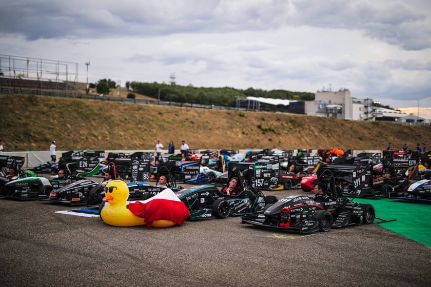 Pierwsze zawody, podczas których studenci z PWr Racing Team mieli okazję zaprezentować swój nowy bolid RT12e, zostały rozegrane na węgierskim torze Hungaroring