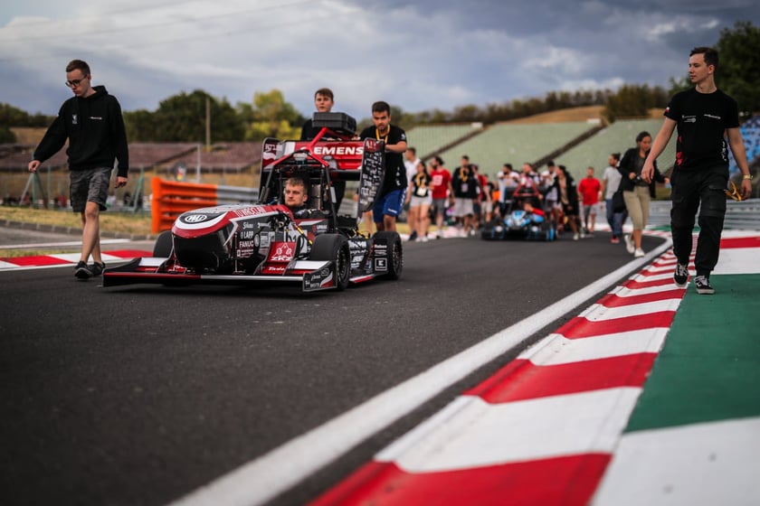 Pierwsze zawody, podczas których studenci z PWr Racing Team mieli okazję zaprezentować swój nowy bolid RT12e, zostały rozegrane na węgierskim torze Hungaroring