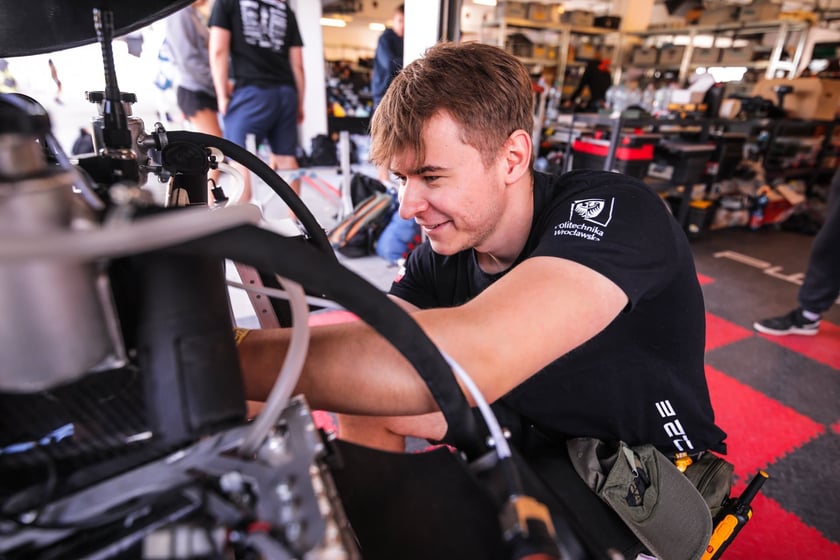 Pierwsze zawody, podczas których studenci z PWr Racing Team mieli okazję zaprezentować swój nowy bolid RT12e, zostały rozegrane na węgierskim torze Hungaroring
