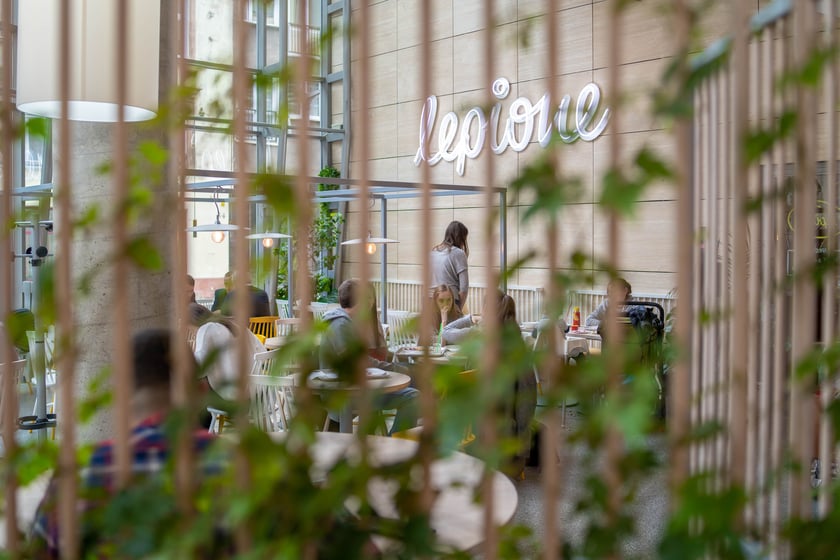 Bar Lepione mieści się przy ul. Kuźniczej 42, w budynku Wydziału Prawa, Administracji i Ekonomii Uniwersytetu Wrocławskiego. Otwarty cały tydzień w godzinach 11?19. Obowiązuje samoobsługa. Cena za 100 g wynosi 5,69 zł, ale bar Lepione oferuje atrakcyjny system rabatów. Studenci, emeryci i osoby z Kartą Dużej Rodziny mają stały 20-proc. rabat. W godzinach 18?19 wszystko jest tańsze o 50 proc.
