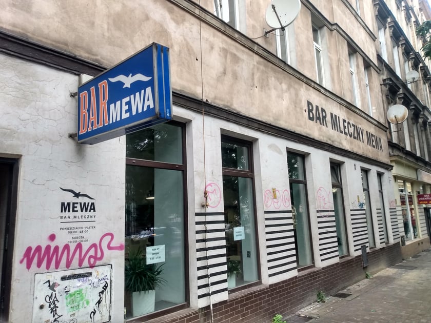 Bar Mleczny Mewa znajduje się przy ul. Drobnera 4. Otwarty jest od poniedziałku do piątku w godzinach 9?17, w soboty i niedziele ? nieczynny. Ceny są podobnie niskie jak w Misiu. Można zjeść na miejscu lub na wynos. Nie ma usługi dowożenia posiłków.