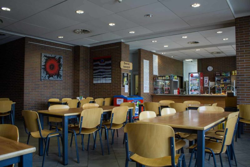 Restauracja Plastyczna mieści się w Instytucie Informatyki na Uniwersytecie Wrocławskim przy ul. Joliot-Curie 15. Otwarta jest od poniedziałku do piątku w godzinach 10?17.30, a w soboty i niedziele 9?17. Za pierogi zapłacisz od 16 do 21 zł w zależności od farszu, a za kopytka z surówką ok. 20 zł.