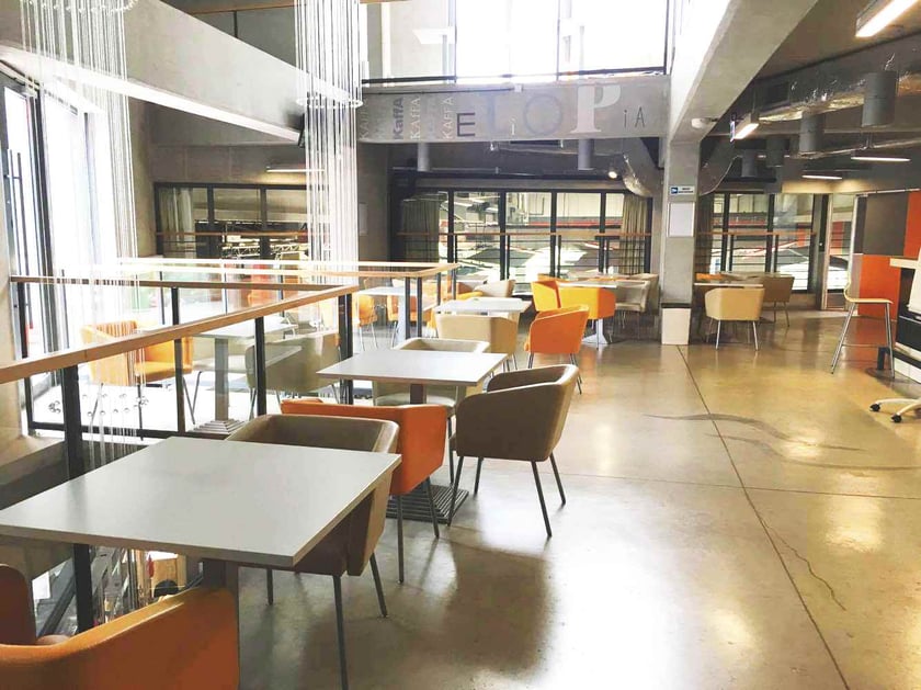 Stołówka studencka w Strefie Kultury Studenckiej Politechniki Wrocławskiej przy ul. Hoene-Wrońskiego 10 (bud. C-18). Otwarta w dni powszednie w godz. 10.45?16 (kawiarnia już od godz. 8). Menu zmienia się każdego dnia i jest dostępne na stronie https://sks.pwr.edu.pl/menu/. Ceny skrojone na studencką kieszeń, np. za barszcz czerwony zabielony z ziemniakami zapłacisz 6,50 zł, a za makaron z pieczarkami i warzywami lub gulasz wieprzowy 15 zł.