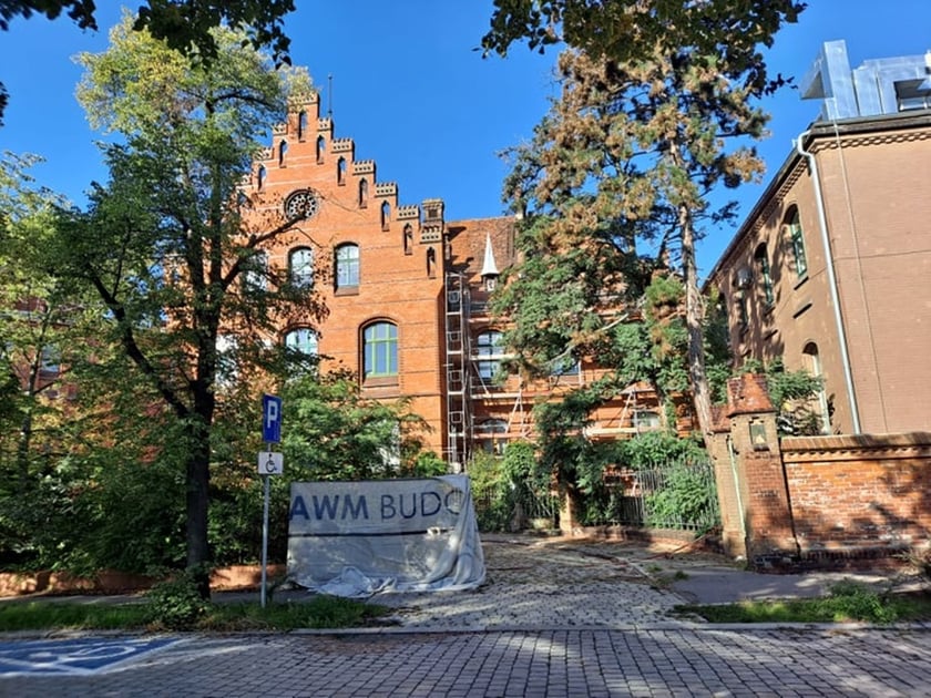 Remontowane budynki na terenie Starego Kampusu Uniwersytetu Medycznego we Wrocławiu