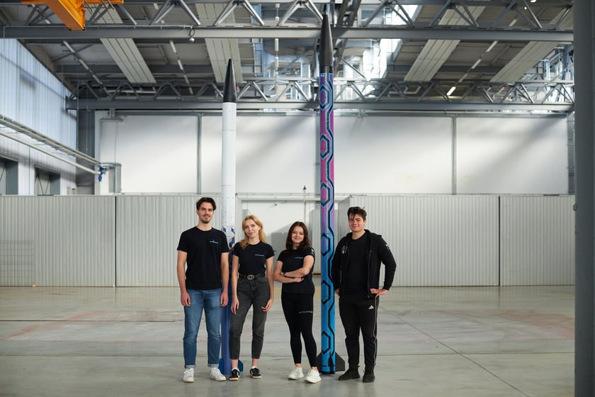 Studenci koła naukowego PWr in Space konstuują rakiety eksperymentalne w hangarze na terenie WPT