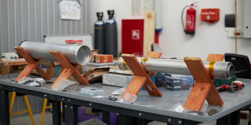 Studenci koła naukowego PWr in Space konstuują rakiety eksperymentalne w hangarze na terenie WPT