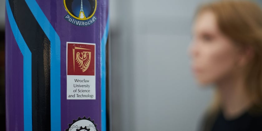 Studenci koła naukowego PWr in Space konstuują rakiety eksperymentalne w hangarze na terenie WPT