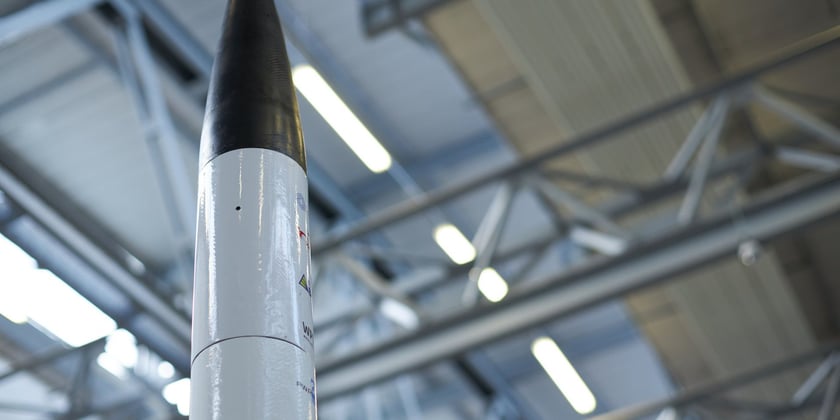 Studenci koła naukowego PWr in Space konstuują rakiety eksperymentalne w hangarze na terenie WPT