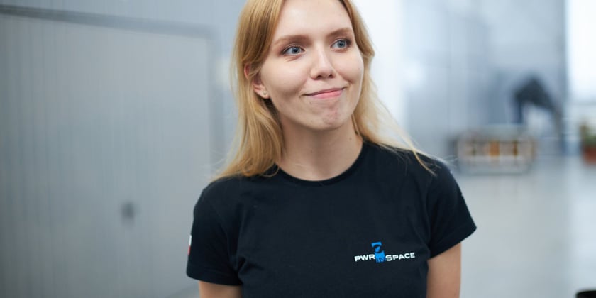 Studenci koła naukowego PWr in Space konstuują rakiety eksperymentalne w hangarze na terenie WPT