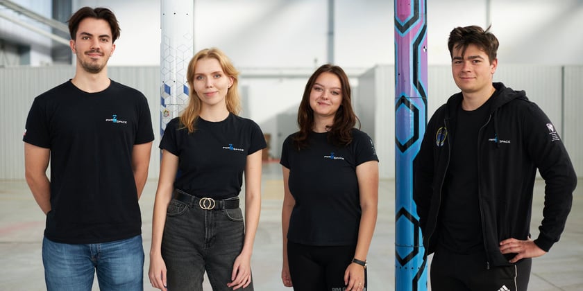 Studenci koła naukowego PWr in Space konstuują rakiety eksperymentalne w hangarze na terenie WPT