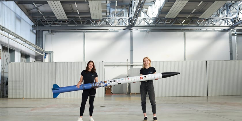 Studenci koła naukowego PWr in Space konstuują rakiety eksperymentalne w hangarze na terenie WPT