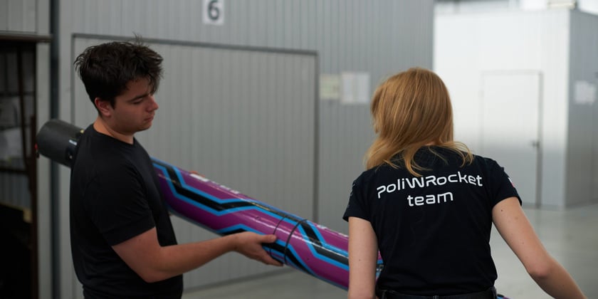 Studenci koła naukowego PWr in Space konstuują rakiety eksperymentalne w hangarze na terenie WPT