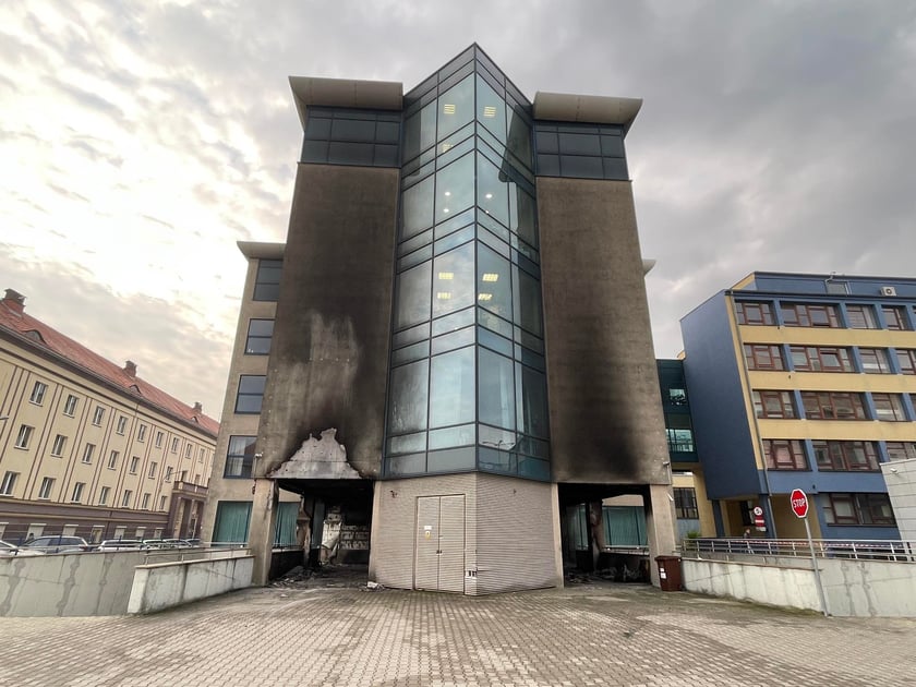 Ogień pojawił się na Uniwersytecie Przyrodniczym w czwartek wieczorem. Dzisiaj (piątek, 14.10.) trwa szacowanie strat. Na zdjęciu budynek Przyrodniczego