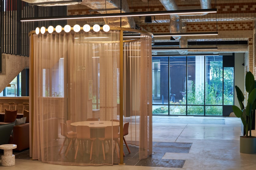 Strefa coworkingu, piętro odrestaurowanego budynku dawnej piekarni