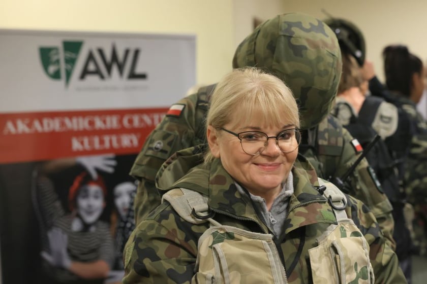 Ponad setka cywilów szkoliła się we Wrocławiu w sobotę, 29 października. Na zdjęciu uczestnicy szkolenia we wrocławskiej Akademii Wojsk Lądowych