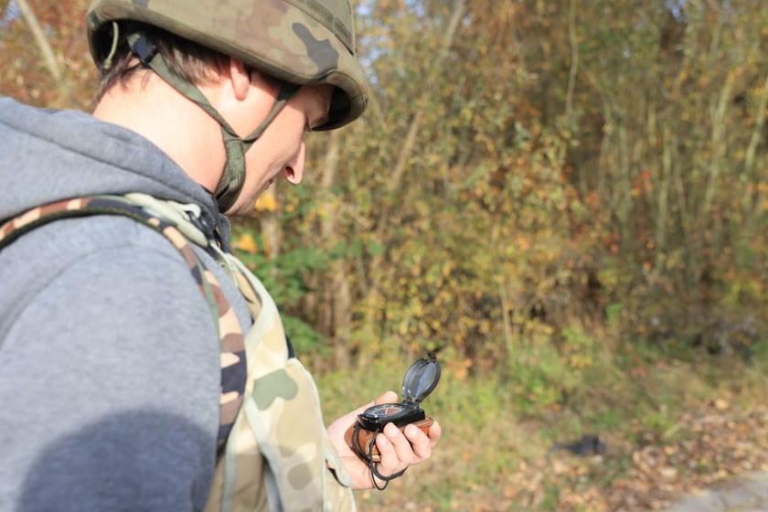 Ponad setka cywilów szkoliła się we Wrocławiu w sobotę, 29 października. Na zdjęciu uczestnicy szkolenia we wrocławskiej Akademii Wojsk Lądowych
