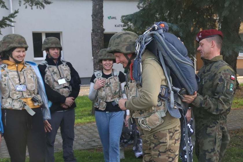 Ponad setka cywilów szkoliła się we Wrocławiu w sobotę, 29 października. Na zdjęciu uczestnicy szkolenia we wrocławskiej Akademii Wojsk Lądowych