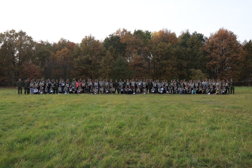 Ponad setka cywilów szkoliła się we Wrocławiu w sobotę, 29 października. Na zdjęciu uczestnicy szkolenia we wrocławskiej Akademii Wojsk Lądowych