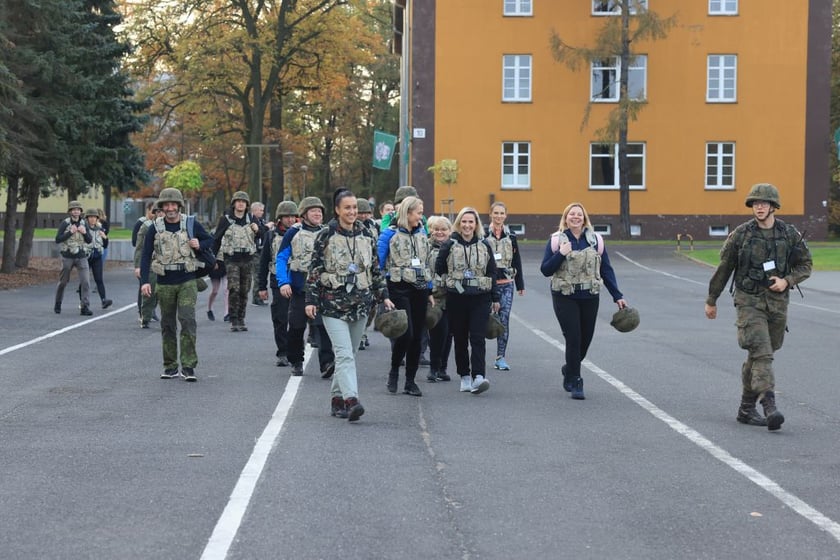 Ponad setka cywilów szkoliła się we Wrocławiu w sobotę, 29 października. Na zdjęciu uczestnicy szkolenia we wrocławskiej Akademii Wojsk Lądowych