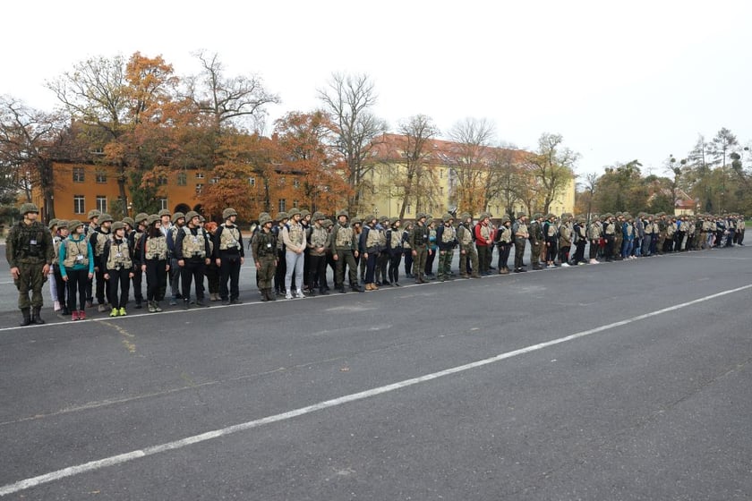 Ponad setka cywilów szkoliła się we Wrocławiu w sobotę, 29 października. Na zdjęciu uczestnicy szkolenia we wrocławskiej Akademii Wojsk Lądowych