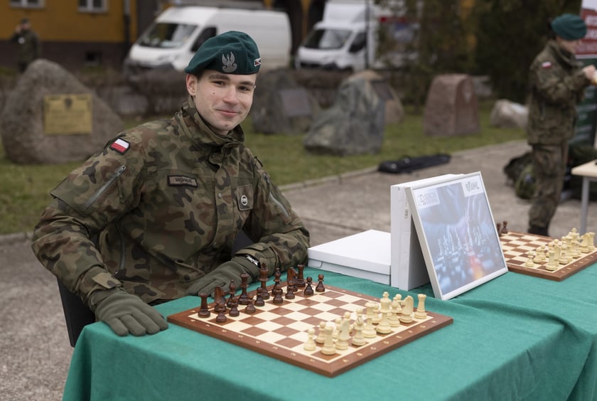 Szachy: kt&oacute;ż by pomyślał, że ta gra wykorzystywana jest w wojsku do nauki strategii! Byli śmiałkowie, kt&oacute;rzy rozgrywali partię z podchorążym
