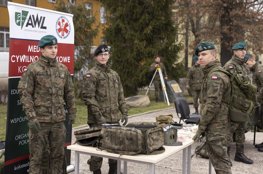 Medyczne Cywilno-Wojskowe Koło Naukowe prezentowało ekwipunek medyczny