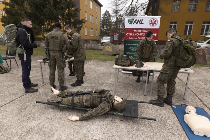 Podczasa dnia otwartego prezentowały się koła naukowe działające na AWL. Członkowie Medycznego Cywilno-Wojskowego Koła Naukowego pokazywali elementy pierwszej pomocy. Z kolei z przedstawicielami Naukowego Koła Bezpieczeństwa Antyterrorystycznego można było porozmawiać o przypadkach atak&oacute;w terrorystycznych&nbsp;
&nbsp;