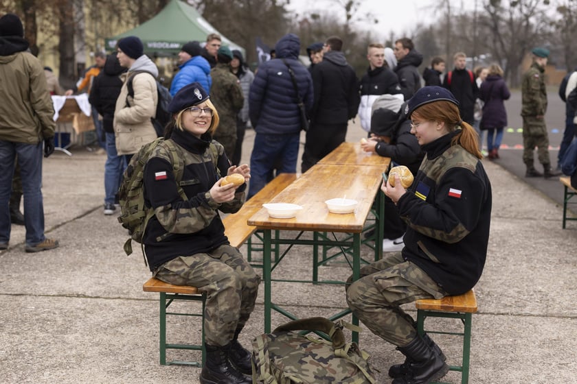 Na zakończenie dnia otwartego na AWL uczniowie częstowali się... wojskową groch&oacute;wką.&nbsp;