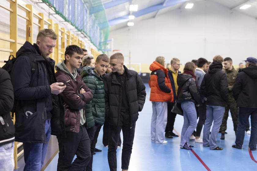 Na sali ginastycznej zebrały się tłumy. W głębi odbywał się pokaz sprawdzianu z wychowania fizycznego dla kandydat&oacute;w na studia, a przy wejściu trening sztuki walki&nbsp;&nbsp;