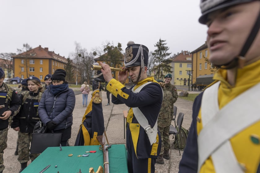 Pokaz nie ograniczał się tylko do broni. Kto chciał m&oacute;gł zobaczyć, jak przybliża luneta