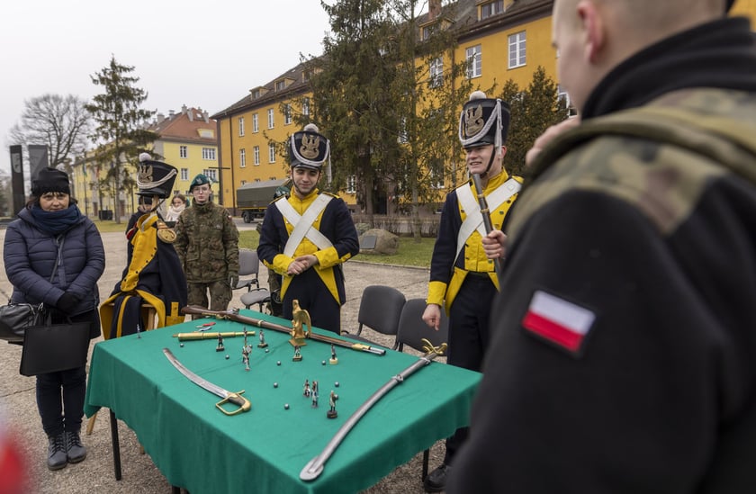 Na placu apelowym stały stoiska pokazowe. Na jednym z nich podchorążowie ubrani w stroje z epoki napoleońskiej prezentowali broń historyczną&nbsp;