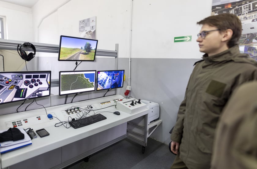 Każda akcja, kt&oacute;rą wykonała Patrycja, ćwicząc na trenażerze Kołowego Transportera Opancerzonego Rosomak "Jaskier", jej koledzy obserwowali na monitorach.