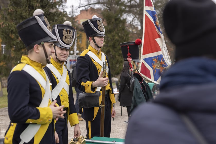 Przez większość dnia niewielka grupa podchorążych w ubraniach z epoki napoleońskiej przeprowadzała ćwiczenia. Co jakiś czas słychać było wystrzały z broni z tamtej epoki &ndash;&nbsp;były naprawdę głośne.