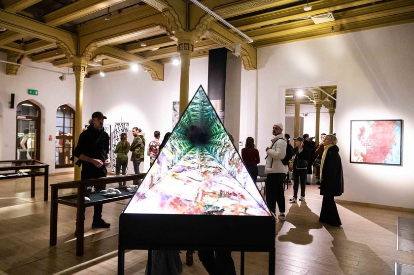 BWA Wrocław Galerie Sztuki Wsp&oacute;łczesnej: Galeria BWA Wrocław Gł&oacute;wny
W ramach BWA funkcjonuję cztery przestrzenie wystawiennicze. Jedną z nich jest Galeria BWA Wrocław Gł&oacute;wny. Jej sale mieszczą się na antresoli Dworca Gł&oacute;wnego PKP. W Galerii prezentowane są wystawy sztuki wsp&oacute;łczesnej i&nbsp;działań postartystycznych, kt&oacute;re dotyczą r&oacute;żnych problem&oacute;w społeczno-środowiskowych. W ramach wystaw organizowane są środowe oprowadzania. Wstęp wolny.
Obecnie, do 11 czerwca, w Galerii można oglądać wystawę pt. &bdquo;Podr&oacute;ż do wnętrza Ziemi&rdquo;. Na zdjęciu widać jedno z prezentowanych na niej dzieł.
Więcej informacji o wystawach znajdziesz na stronie Galerii&nbsp;