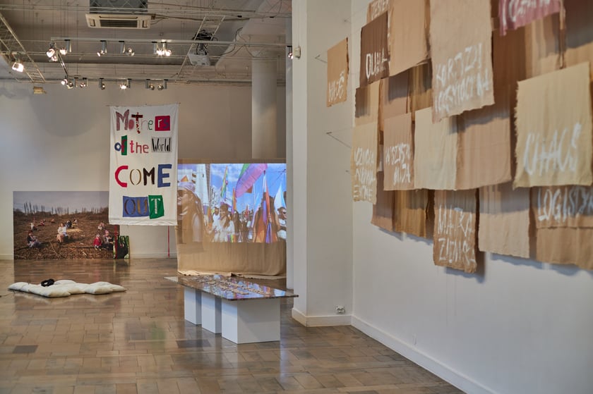 BWA Wrocław Galerie Sztuki Wsp&oacute;łczesnej:&nbsp;Galeria Dizajn przy ul.&nbsp;Świdnicka 2&ndash;4
Zobaczycie tu wystawy dotyczące społecznego wymiaru dizajnu, aktywności wydawniczej, publicystycznej i warsztatowej. Na zdjęciu fragment wystawy Matka Ziemia (wernisaż 1 pażdzierniak 2022).
Od zeszłego roku w galerii działa Żyjnia. To miejsce, w kt&oacute;rym można odpocząć i napić się herbaty. Wstęp na wystawy jest darmowy.
Obecnie w Galerii Dizajn można zobaczyć wystawę &bdquo;Kowalscy muszą wypocząć. Wystawa o Pafawagu i czasie wolnym&rdquo;.
Więcej informacji o wystawach na stronie Galerii&nbsp;