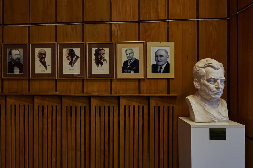 Sale wykładowe i wnętrza budynków historycznego kampusu Uniwersytetu Medycznego we Wrocławiu