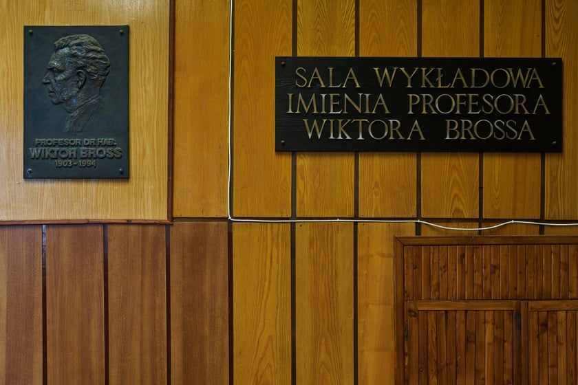 Sale wykładowe i wnętrza budynków historycznego kampusu Uniwersytetu Medycznego we Wrocławiu