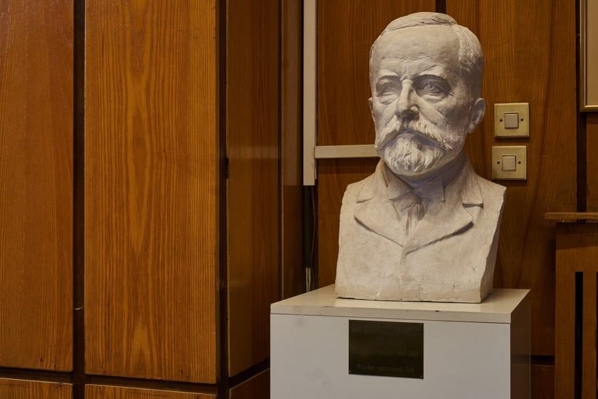 Sale wykładowe i wnętrza budynków historycznego kampusu Uniwersytetu Medycznego we Wrocławiu