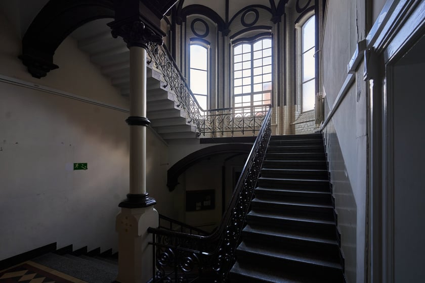 Sale wykładowe i wnętrza budynków historycznego kampusu Uniwersytetu Medycznego we Wrocławiu