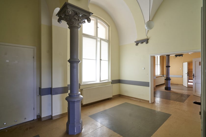 Sale wykładowe i wnętrza budynków historycznego kampusu Uniwersytetu Medycznego we Wrocławiu