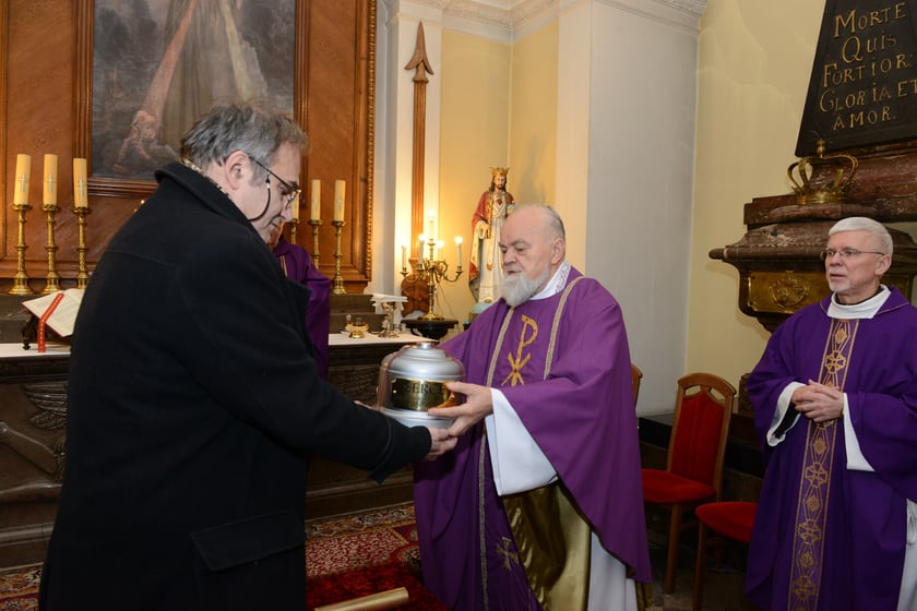 Serce króla Jana III Sobieskiego przechowywane jest w klasztorze kapucynów w Warszawie. Po oględzinach, w nowym pojemniku zostało ponownie umieszczone w sarkofagu