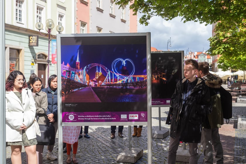We Wrocławiu oglądać można pokonkursową wystawę prac fotograficznych, które wykonali zagraniczni studenci uczący się we Wrocławiu