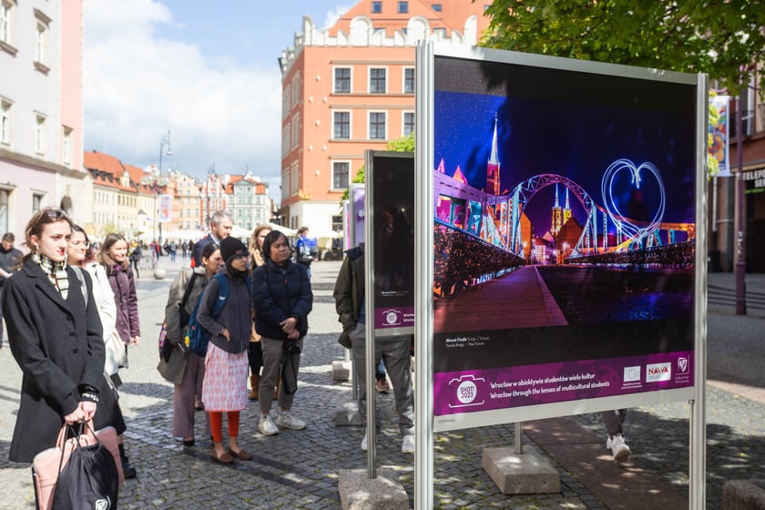 We Wrocławiu oglądać można pokonkursową wystawę prac fotograficznych, które wykonali zagraniczni studenci uczący się we Wrocławiu